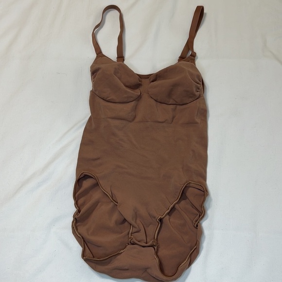 SKIMS SEAMLESS SCULPT BRIEF BODYSUIT SIENNA BROWN SIZE SMALL MEDIUM - Picture 6 of 11